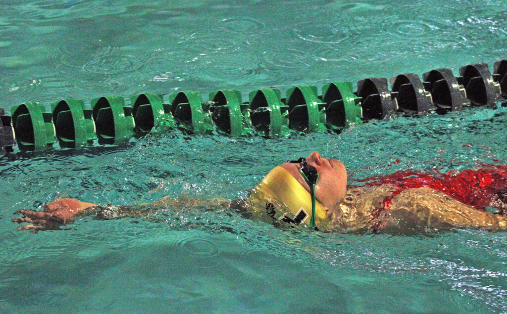 Photo by Daniel Mohrmann. Manitou freshman Roxanna Rampe swims the backstroke during practice on Nov. 15 at the Manitou Springs swimming pool.